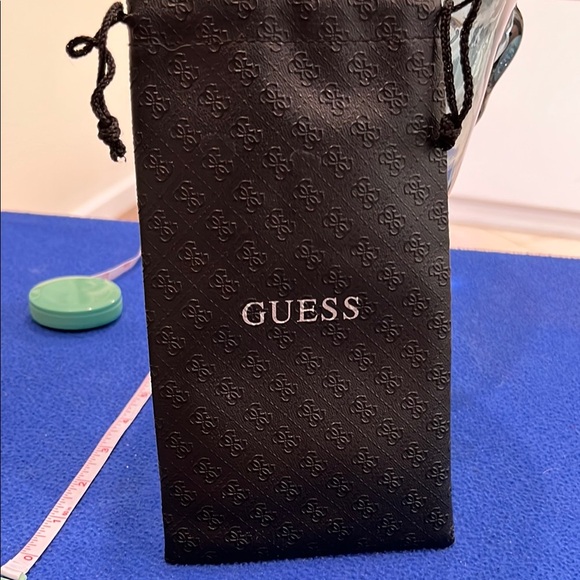 Guess Brown Tortoise and Gold Sunglasses with Vinyl Drawstring Guess Pouch 1-259 - Picture 9 of 16